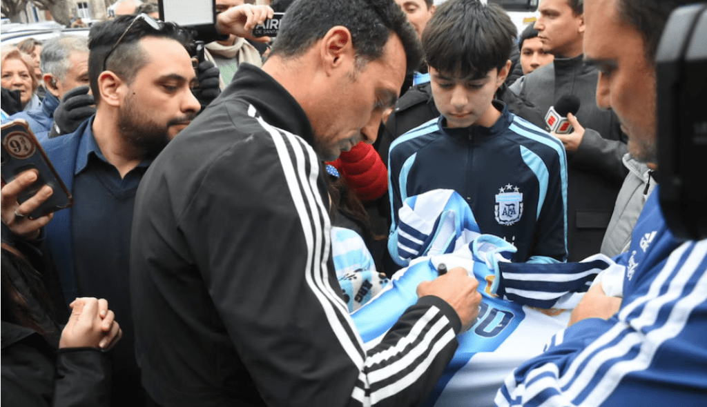 Calurosa recepción a Lionel Scaloni en Pujato tras el subcampeonato mundial: «Perdimos porque ellos fueron&nbsp;mejores»